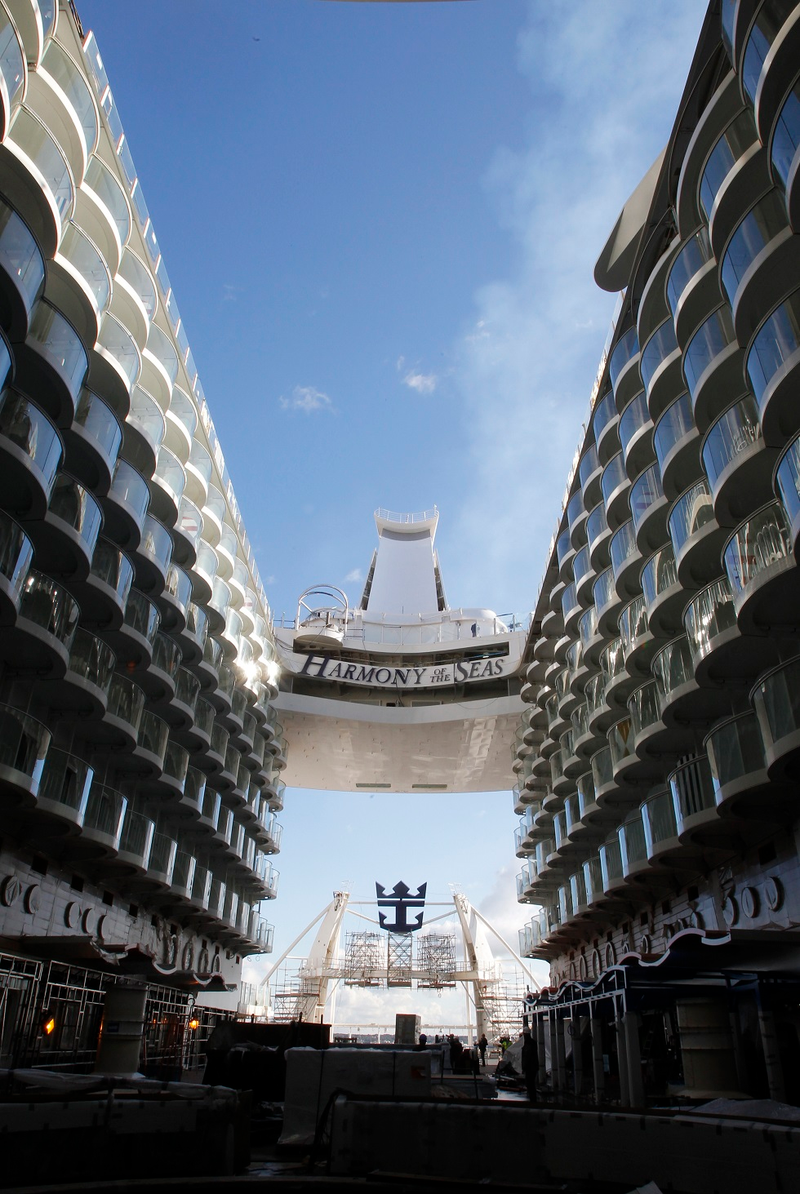 Foto: Laetitia Notarianni / AP Images. Pasillo principal en Harmony of the Seas.